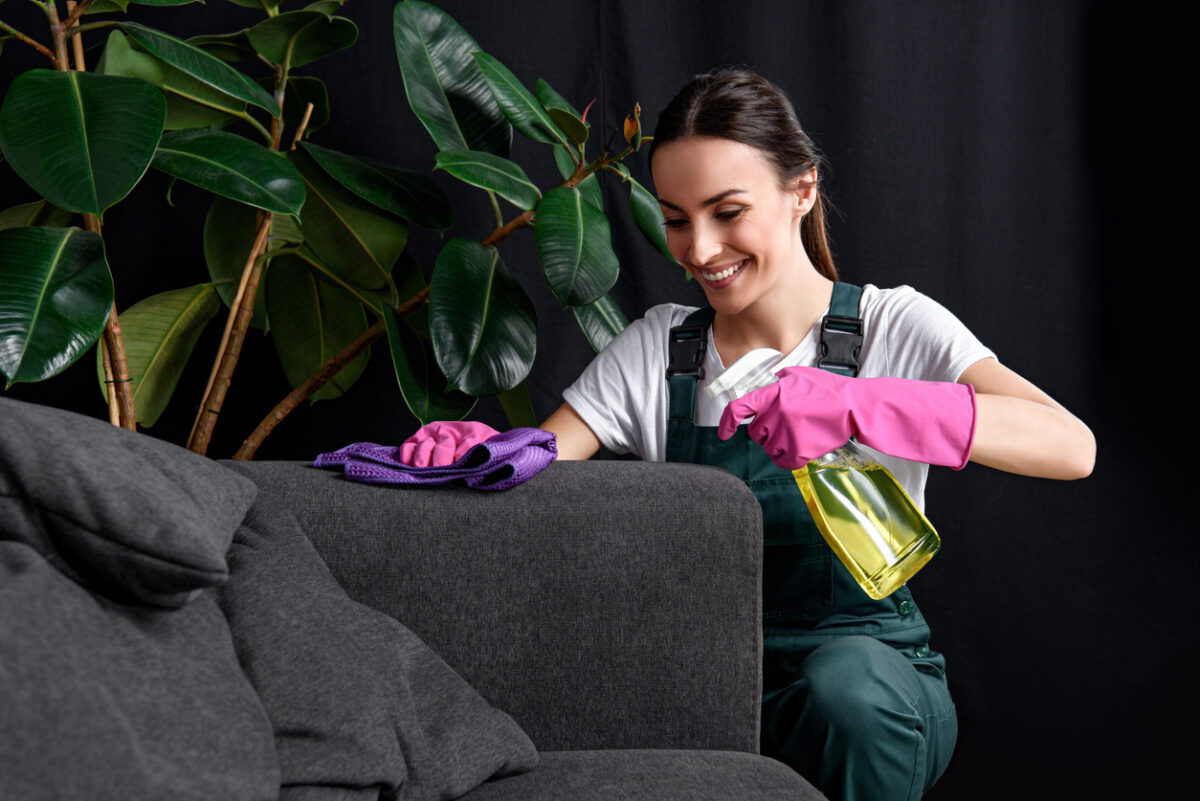 Astuces simples pour redonner style et confort à votre canapé fatigué