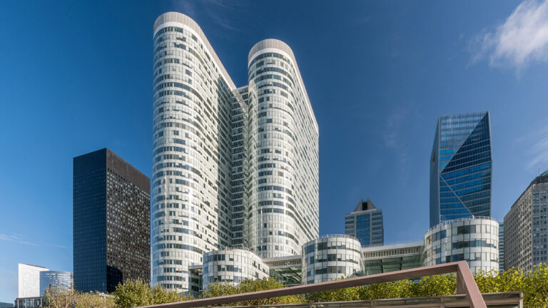 Vue emblématique de l'immeuble Coeur Défense à Courbevoie, représentatif des investissements durables d'Amundi Immo