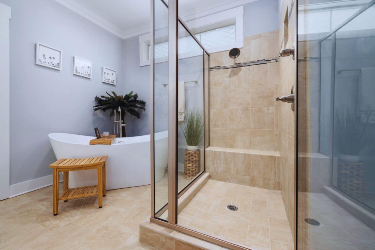 Transformation moderne d’une salle de bains : baignoire remplacée par une douche sans gros travaux