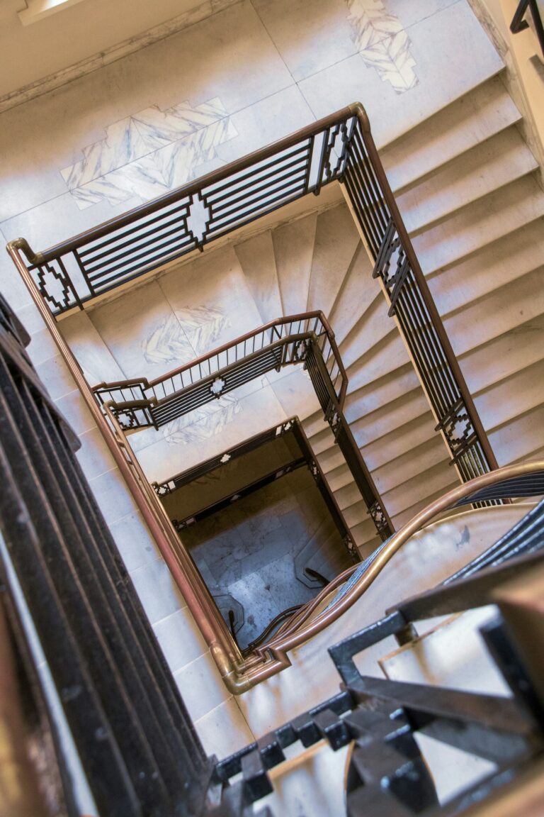 Vue symbolique d'un immeuble en copropriété, illustrant les enjeux juridiques liés aux travaux selon la jurisprudence