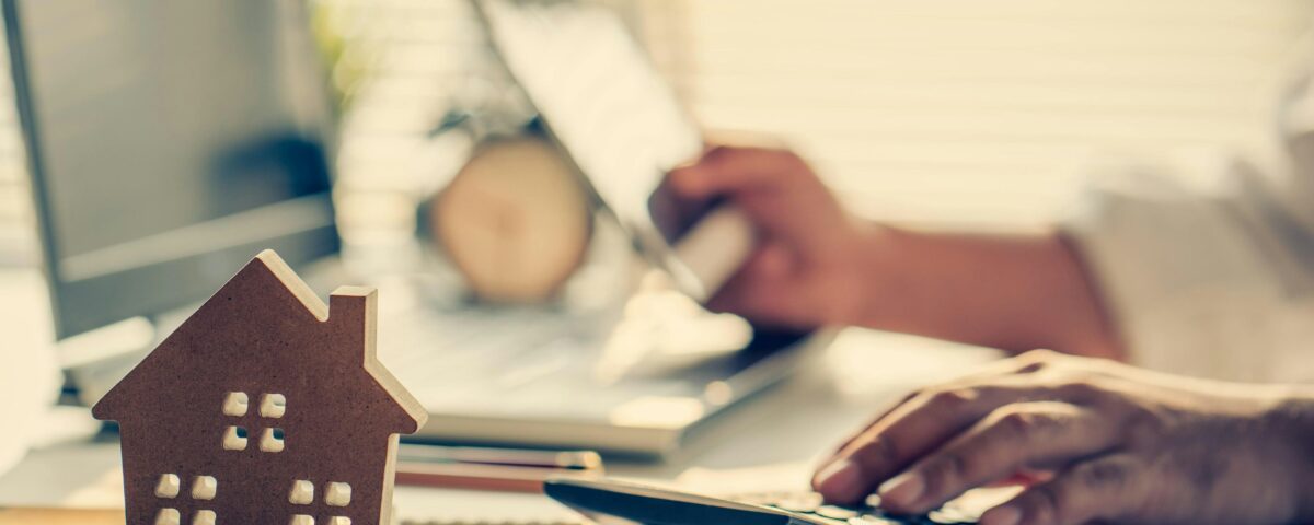 Client remettant un acompte à un artisan avant le début des travaux