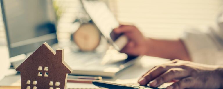 Client remettant un acompte à un artisan avant le début des travaux