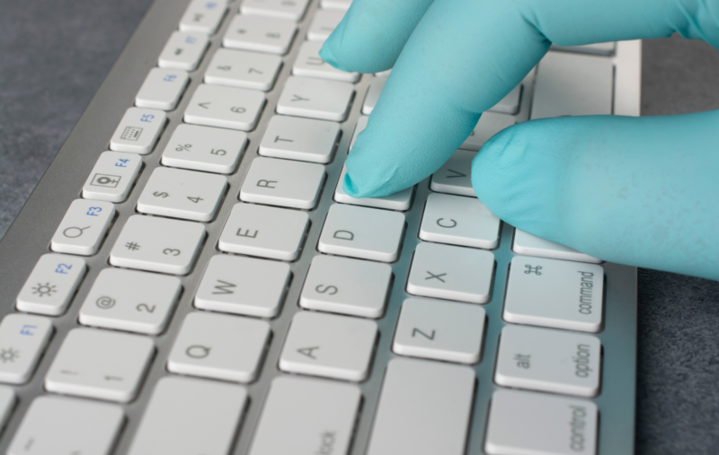 un clavier d’ordinateur partagé