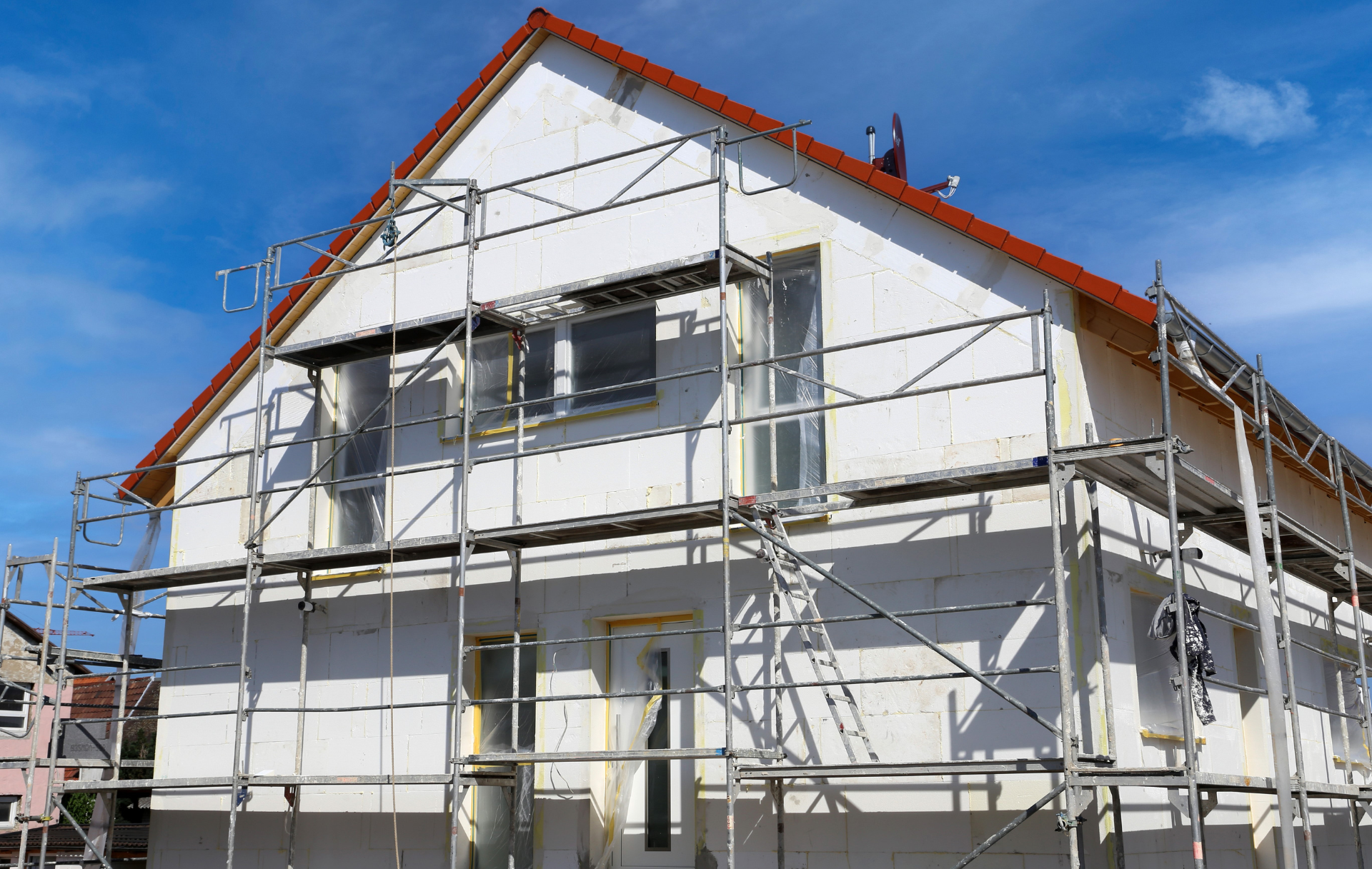 Volets fermés sur une façade de maison pour l'isolation thermique