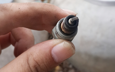 How-to-Clean-a-Lawn-Mower-Spark-Plug.png