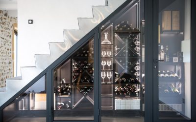 Comment aménager une cave à vin sous un escalier?