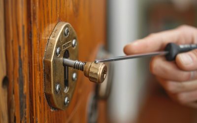 Comment débloquer un pêne bloqué dans la porte ?