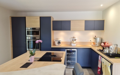 Comment intégrer une cuisine bleu nuit dans votre décoration intérieure ?